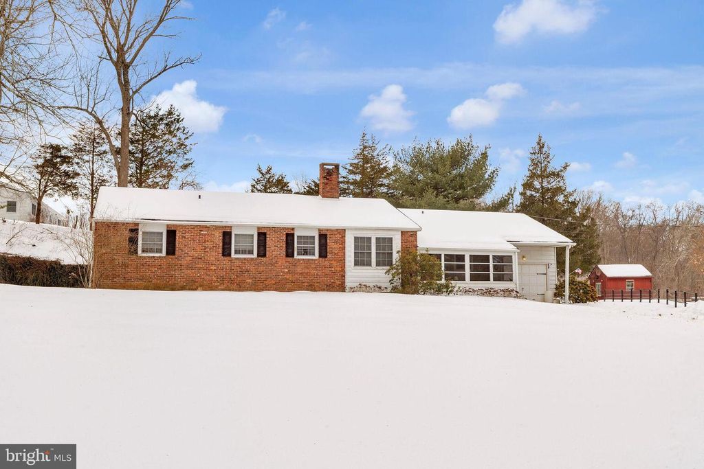 8 HUTCHINSON RD, Allentown, NJ 08501