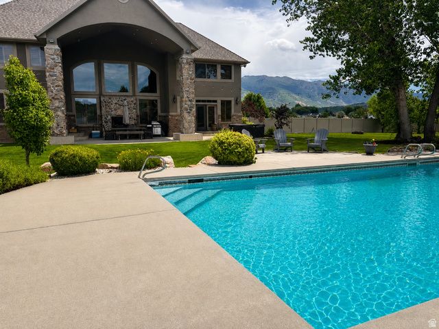 6455 S RAYMOND DR, South Weber, UT 84405
