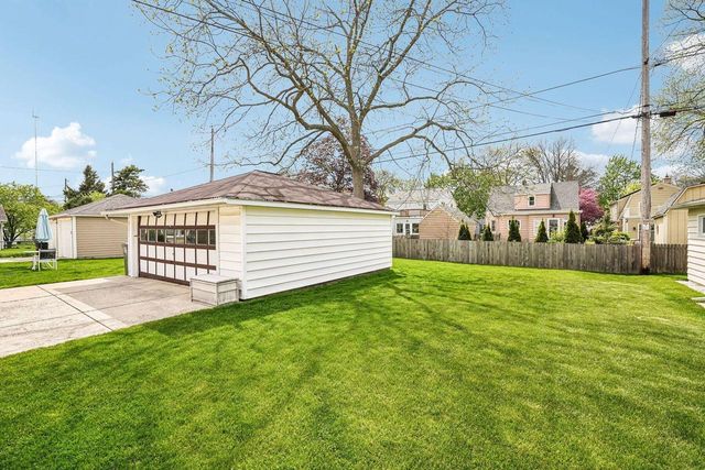 4949 Idlewild AVENUE, Whitefish Bay, WI 53217
