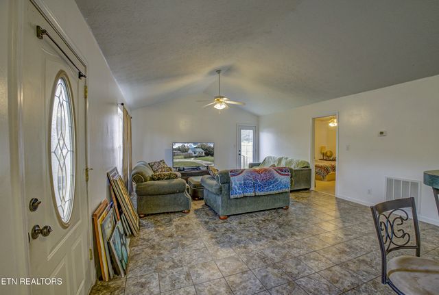 810 Harvest Meadows Drive, Kodak, TN 37764
