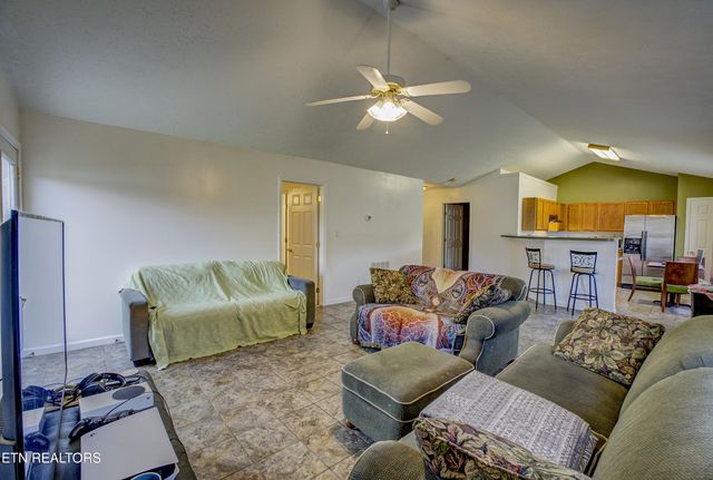 810 Harvest Meadows Drive, Kodak, TN 37764
