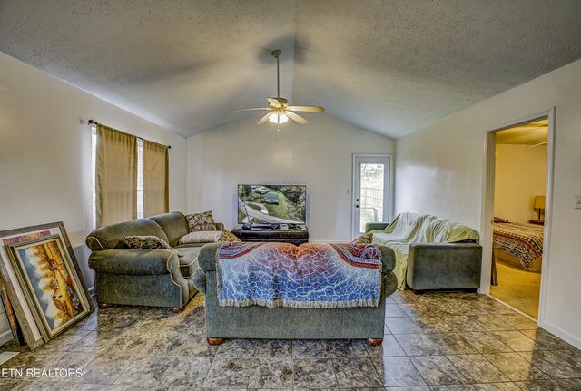 810 Harvest Meadows Drive, Kodak, TN 37764