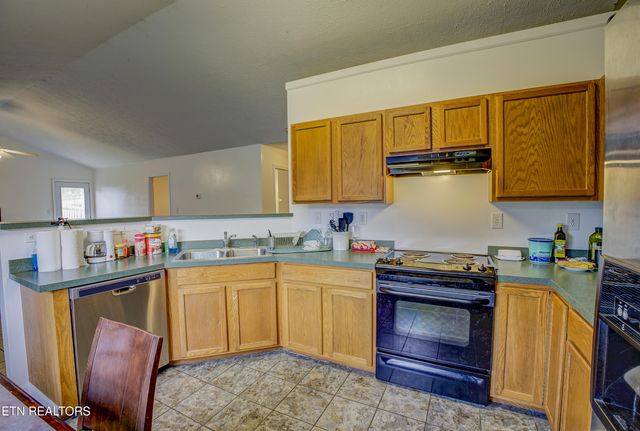 810 Harvest Meadows Drive, Kodak, TN 37764