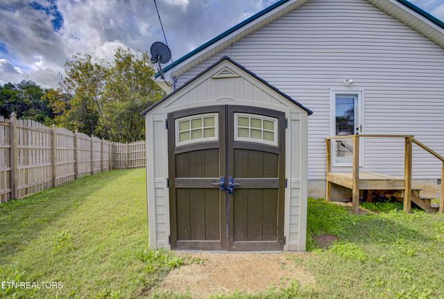 810 Harvest Meadows Drive, Kodak, TN 37764