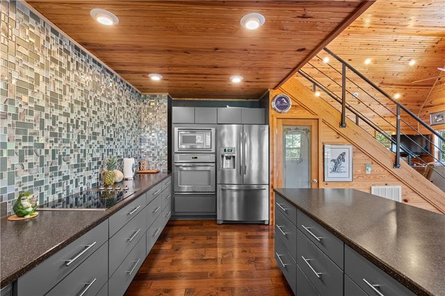 482 County Road 332, Eureka Springs, AR 72632