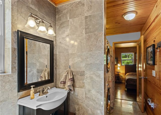 482 County Road 332, Eureka Springs, AR 72632