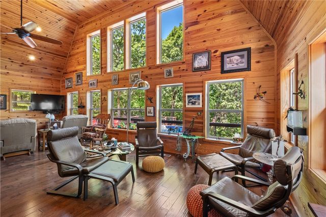 482 County Road 332, Eureka Springs, AR 72632