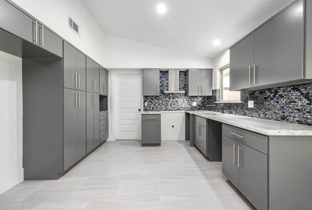 7702 Richmond Ave Avenue, Houston, TX 77063