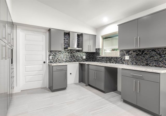 7702 Richmond Ave Avenue, Houston, TX 77063