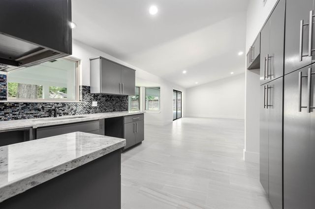 7702 Richmond Ave Avenue, Houston, TX 77063