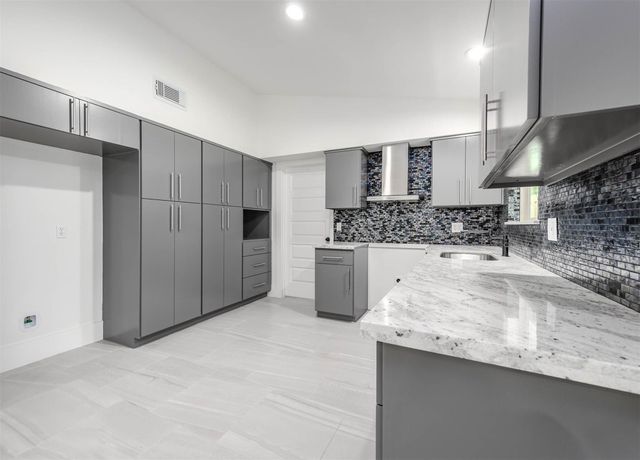 7702 Richmond Ave Avenue, Houston, TX 77063