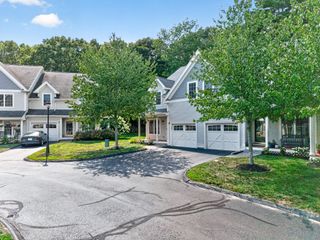 19 Junction Ln 19, Hamilton, MA 01982