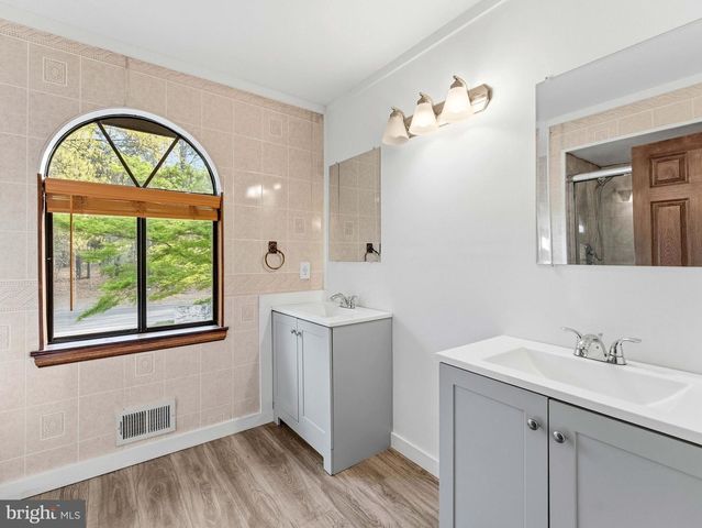 40 WOODSTONE DR, Voorhees, NJ 08043