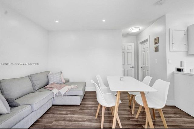 685 SW 7th Ter 3, Dania Beach, FL 33004