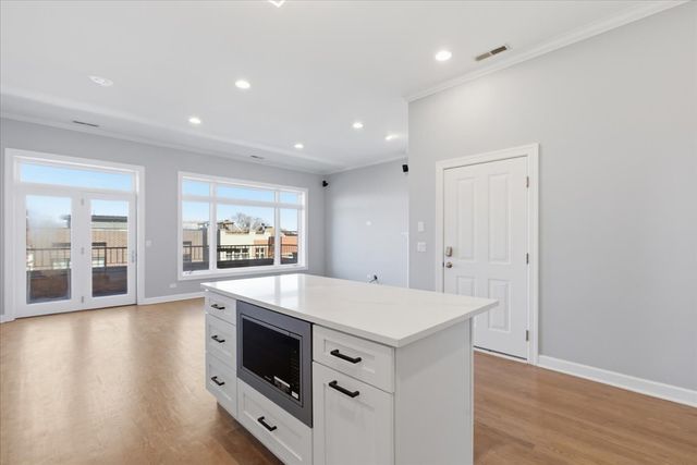 1935 W Belmont Avenue 4, Chicago, IL 60657