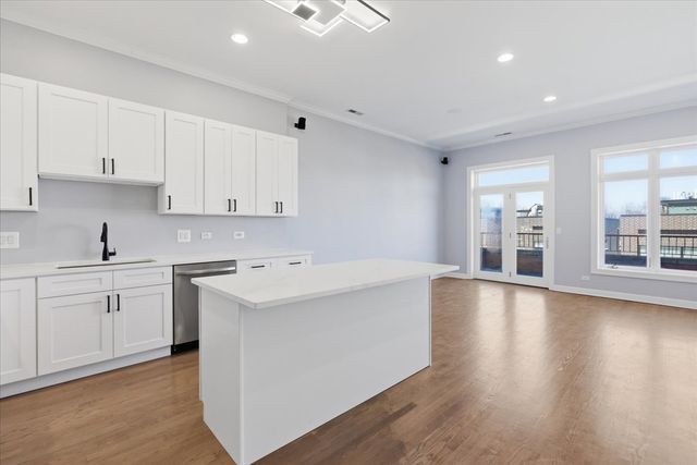 1935 W Belmont Avenue 4, Chicago, IL 60657