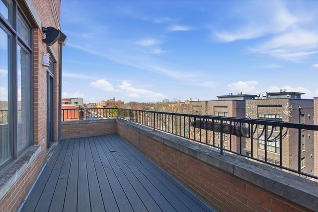 1935 W Belmont Avenue 4, Chicago, IL 60657