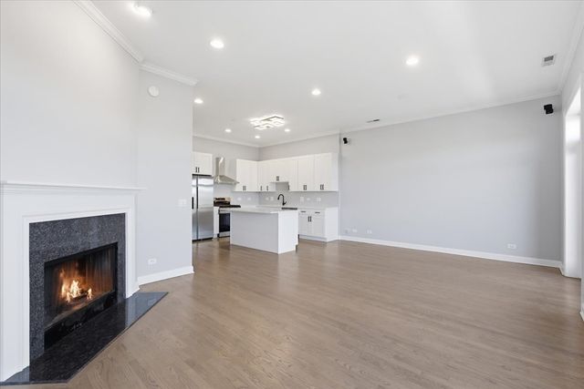 1935 W Belmont Avenue 4, Chicago, IL 60657