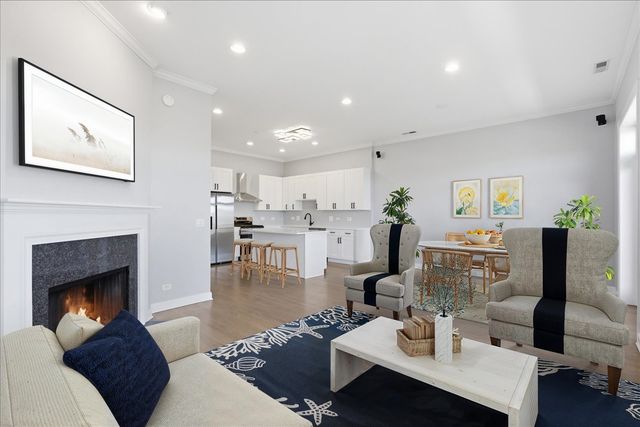 1935 W Belmont Avenue 4, Chicago, IL 60657