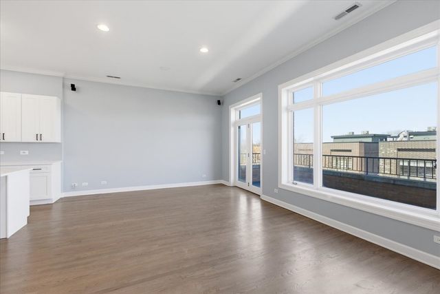 1935 W Belmont Avenue 4, Chicago, IL 60657