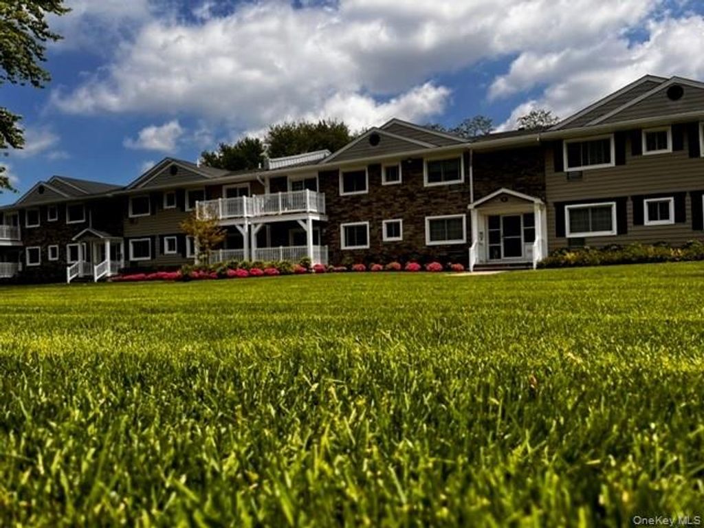 9 Williams Boulevard 6-1B, Lake Grove, NY 11755