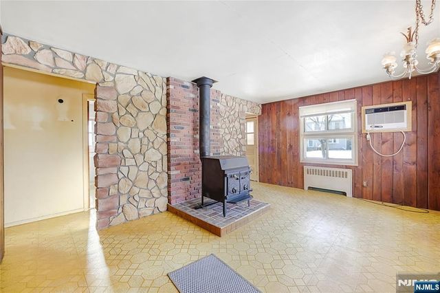 14 Lakeview Drive, Emerson, NJ 07630