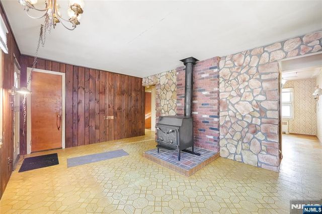 14 Lakeview Drive, Emerson, NJ 07630