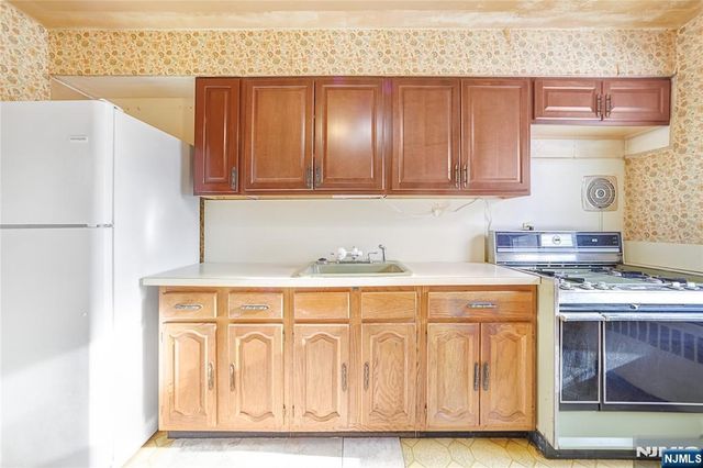 14 Lakeview Drive, Emerson, NJ 07630