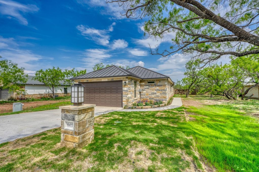 607 Sun Ray, Horseshoe Bay, TX 78658