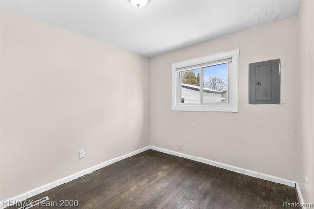 4647 Edgewood Street, Dearborn Heights, MI 48125