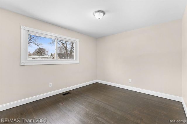 4647 Edgewood Street, Dearborn Heights, MI 48125