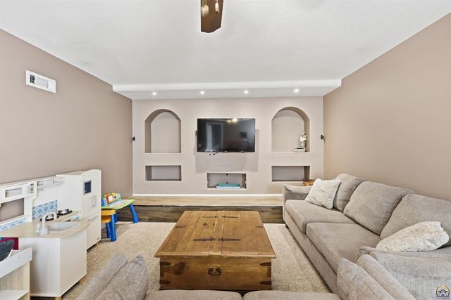 6309 SW 28th ST, Topeka, KS 66614