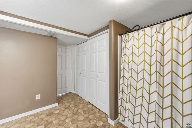 6309 SW 28th ST, Topeka, KS 66614