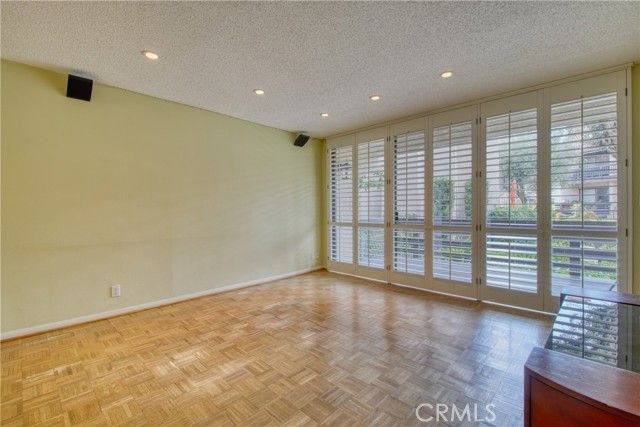 21801 Burbank Boulevard 83, Woodland Hills (los Angeles), CA 91367