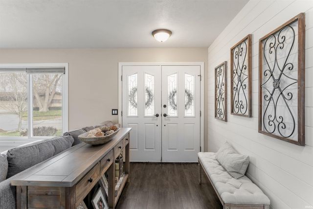 1635 springbrook Drive, Elkhart, IN 46514