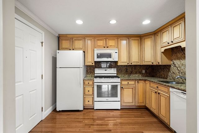 305 Pine St 8, Lowell, MA 01851