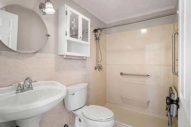 305 Pine St 8, Lowell, MA 01851