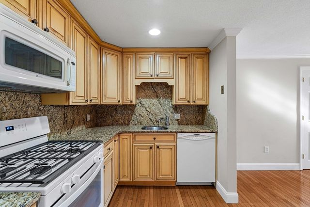 305 Pine St 8, Lowell, MA 01851