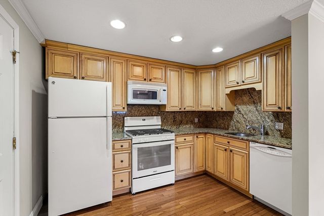 305 Pine St 8, Lowell, MA 01851