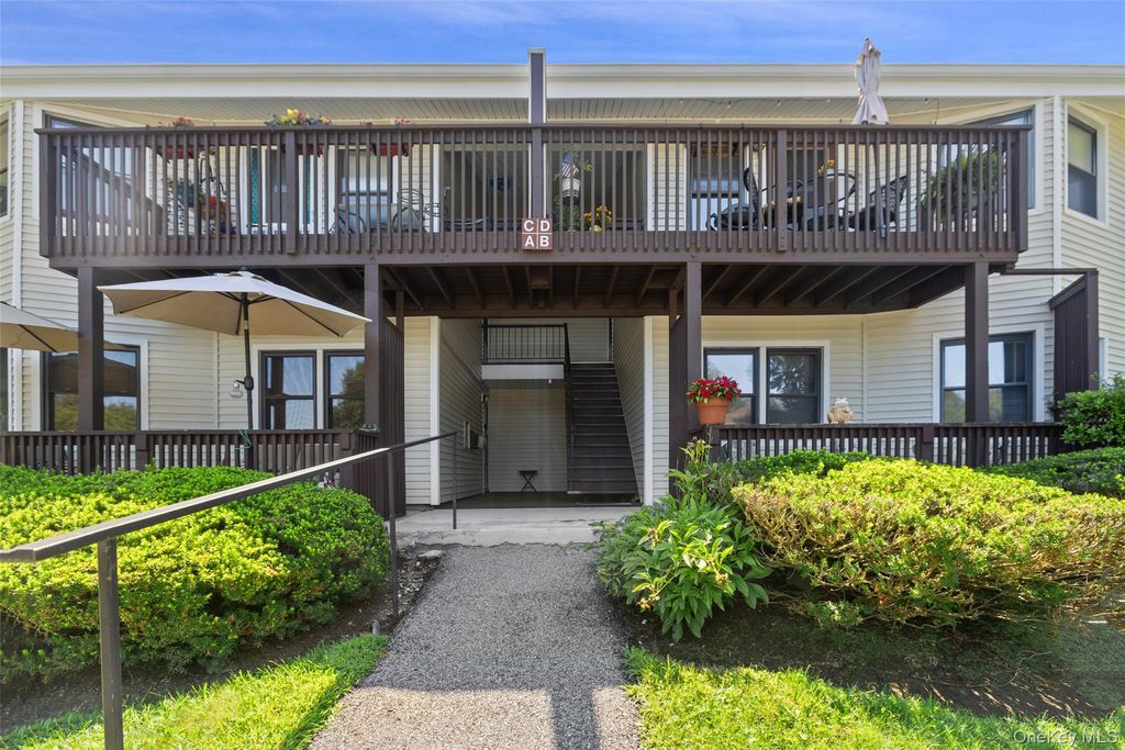 39 Sussex Drive B, Yorktown Heights, NY 10598 — photo 2