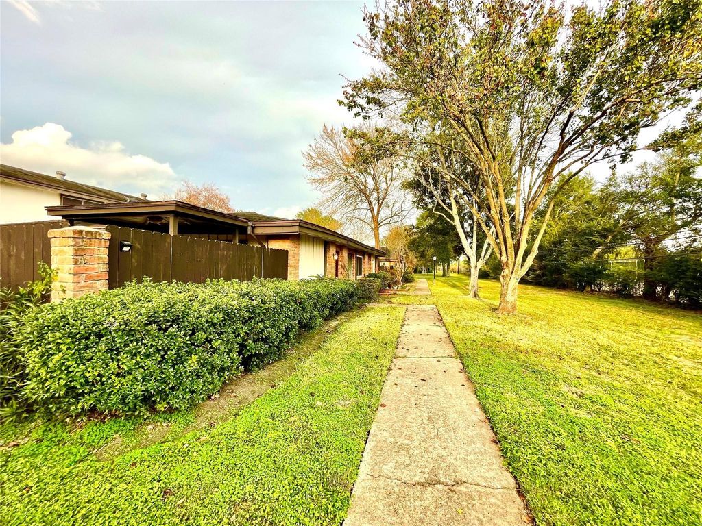 12010 Mighty Oak Drive A, Houston, TX 77066