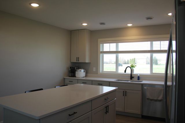994 City Heights Dr, Willmar, MN 56201