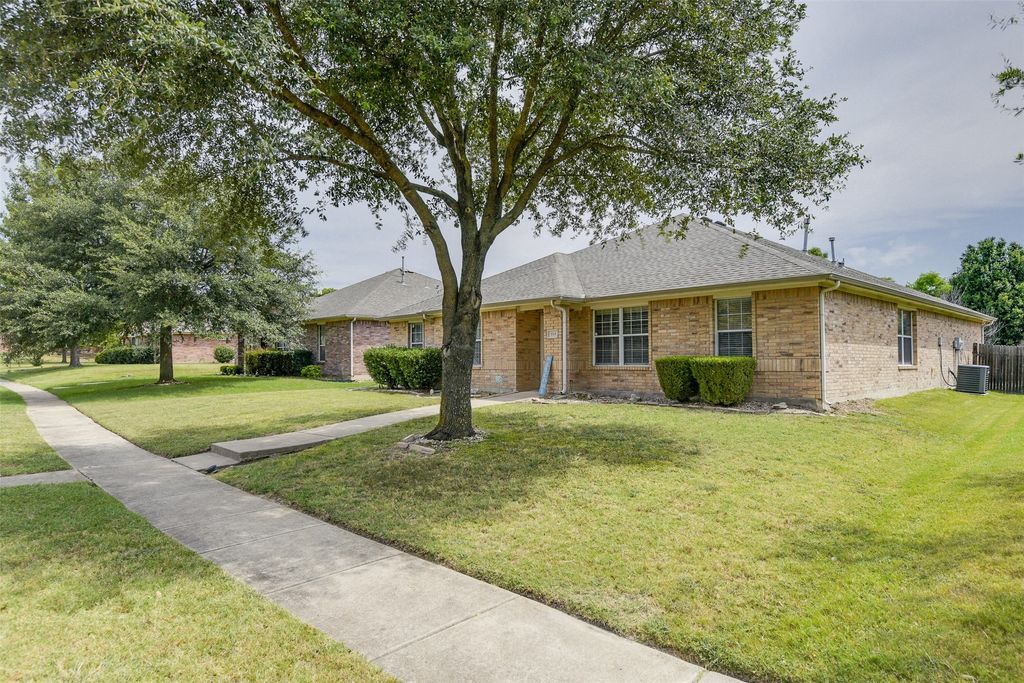 614 Rolling Meadows Drive, Lancaster, TX 75146