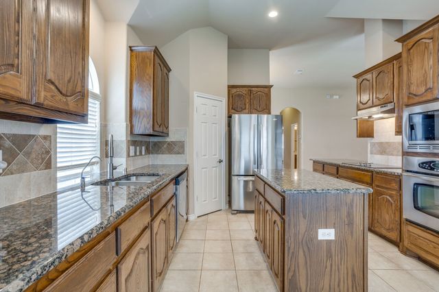2912 Crystal Way, Grand Prairie, TX 75052