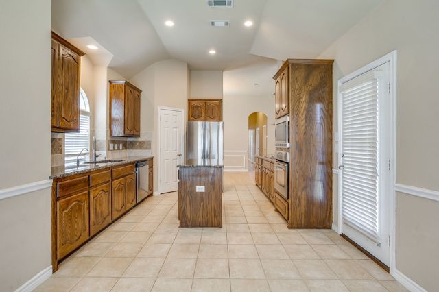 2912 Crystal Way, Grand Prairie, TX 75052