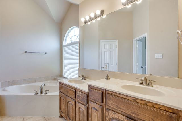 2912 Crystal Way, Grand Prairie, TX 75052