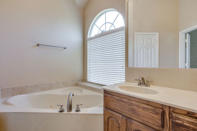 2912 Crystal Way, Grand Prairie, TX 75052
