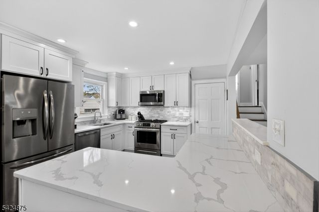 636 Roosevelt St, Westfield Town, NJ 07090