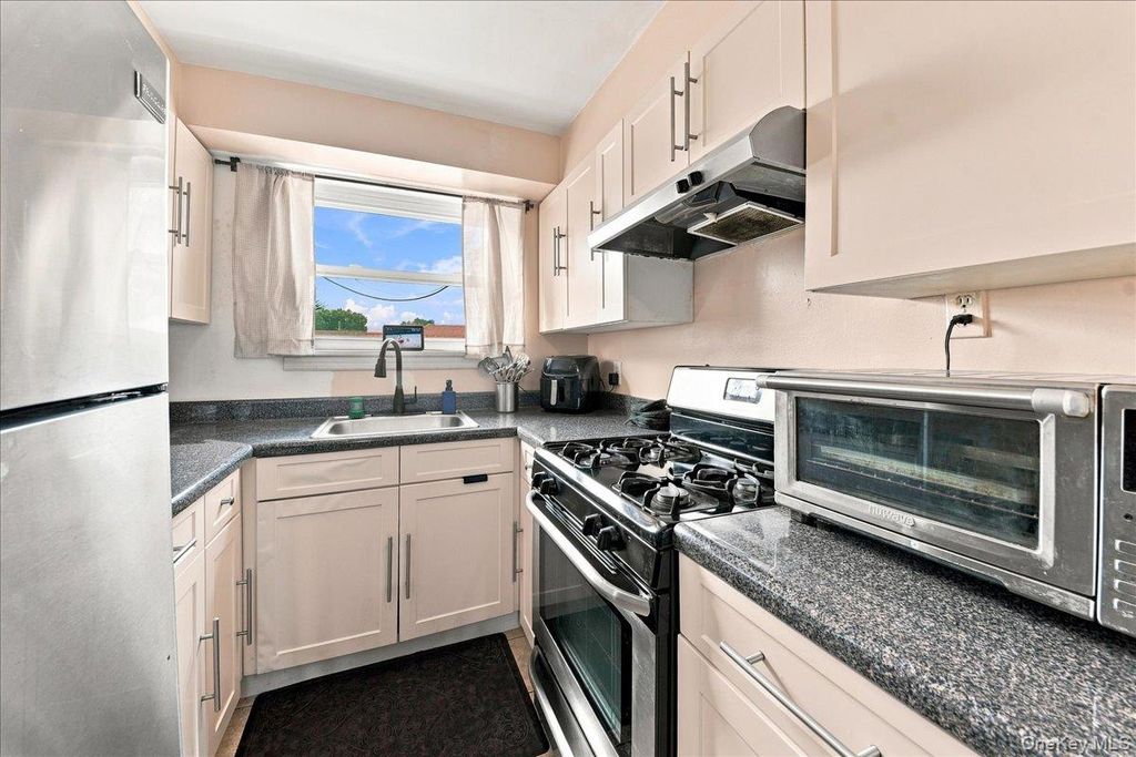 841 Swinton Avenue, Bronx, NY 10465 — photo 4