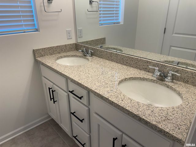 5894 BUTTERFIELD Drive, Bettendorf, IA 52722